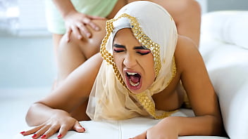 Hijab女孩第一次骑在牛仔姿势下的大鸡巴